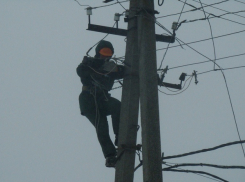 Чрезвычайный режим работы из-за сильного ветра «включили» энергетики Ростова