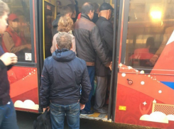 Брать штурмом автобус №94 приходится ростовчанам, желающим уехать на работу с Каменки