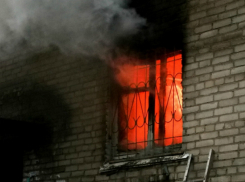 Серьезные ожоги получил мужчина при пожаре в пятиэтажке под Ростовом