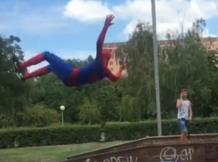 Ростовский Человек-паук поразил людей восхитительными прыжками и сальто на видео