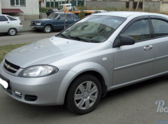 Водителя, устроившего аварию со столбом, деревом и машиной, разыскивают в Ростове