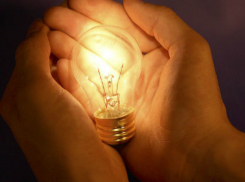 Затопленному из-за прорыва трубы дому в Ростове спустя сутки вернули освещение