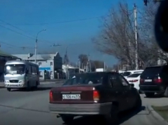 Отчаянные маневры автоледи с отказавшими тормозами по оживленной дороге под Ростовом попали на видео