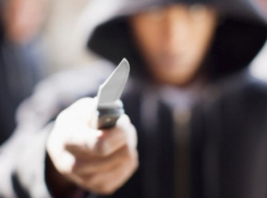 Вор, угрожая ножом, отнял у ростовчанина 10 тысяч рублей и телефон