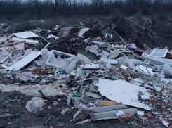 Дорогу, примыкающую к «зеленому кольцу» в Шахтах, превратили в свалку