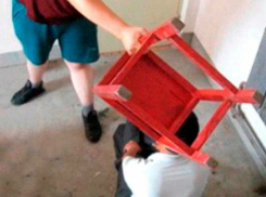 С цепью на шее пришлось убегать избитому мужчине от своего приятеля в Ростовской области