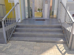 Жители Левенцовки пожаловались на недоступный подъезд без пандуса