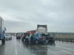 Ребенок и двое взрослых пострадали в массовом ДТП с иномарками и грузовиками в Ростовской области