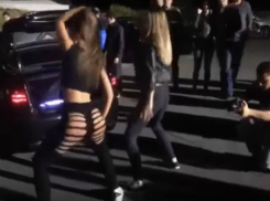 Заводной танец юной брюнетки «с голой попой на костях» возмутил жителей Ростова и попал на видео