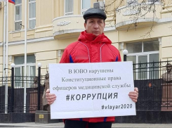 Отец двух офицеров провел одиночный пикет у здания штаба ЮВО в Ростове