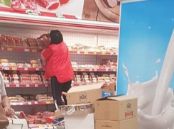 Топчущаяся по продуктовому прилавку в ботинках продавщица «Магнита» возмутила ростовчан