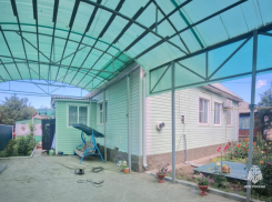 Соседи спасли двоих пенсионеров во время ночного пожара в Ростовской области