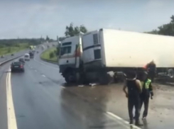 Перевернувшаяся фура перекрыла движение по трассе Ростовской области и попала на видео