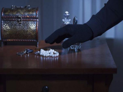 Молодой человек ночью вынес из дома пенсионерки в Ростовской области телевизор и золотые украшения