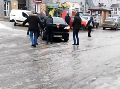 Муки ростовских водителей: новый стиль езды «задом-наперед» на скользких улицах Ростова