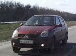 Сумасшедший водитель «Рено» едва не угробил людей на дороге под Ростовом