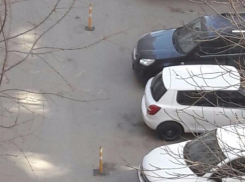 Жители многоэтажки в Ростове захватили общий двор для своих автомобилей