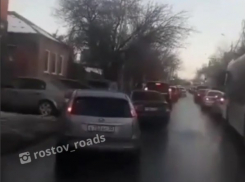 Ростовские водители создали «коридор» среди дороги, чтобы пропустить скорую помощь