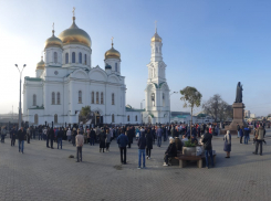 Сотни ростовчан пришли посмотреть на освящение Кафедрального собора