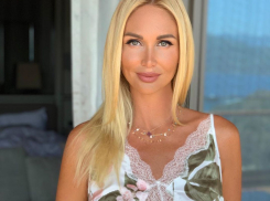 Лопырева из-за границы призвала россиян носить маски и перестать здороваться за руку