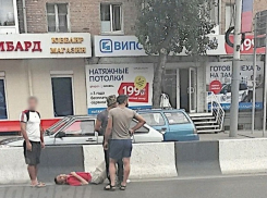 Перебегающего дорогу на красный свет безрассудного жителя Ростова сбила легковушка