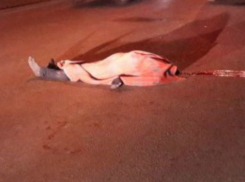 Ослепленный кромешной тьмой водитель грузовика насмерть сбил мужчину на трассе Ростовской области