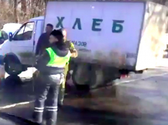 Последствия столкновения «Газели» с хлебом и иномарки в Ростовской области сняли на видео