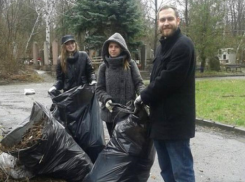 Волонтеры привели в порядок могилы ветеранов и Аллею героев на Северном кладбище Ростова