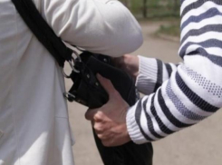 В центре Ростова молодой мужчина ограбил прохожего