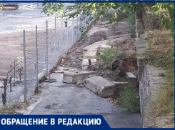 В Ростове после сильного ливня завалило мусором проезд