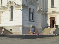 Власти отчистят закатанную в асфальт историческую брусчатку у Войскового собора под Ростовом