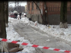 Возбуждено дело по гибели ростовчанки от снежной глыбы: подозреваемые – сотрудники ЮФУ