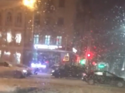 Пытавшаяся «обмануть судьбу» автохамка перегородила дорогу трамваю по встречке в Ростове на видео