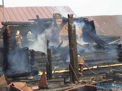 На пожаре в частном доме в Вешенской погибли трое 