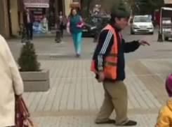 Смешной необычный танец темпераментного Петровича в центре Ростова попал на видео