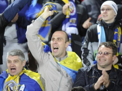 Фанаты «Ростова» оказались чемпионами России по выбрасыванию предметов на футбольное поле 