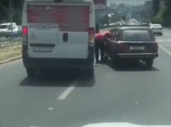 Отстаивавшие свою правоту руками и ногами автолюбители на дороге Ростова попали на видео