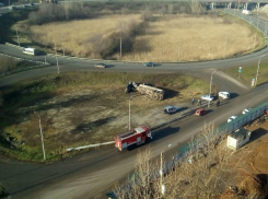 Дальнобойщику чудом удалось выбраться из покореженной кабины опрокинувшейся в кювет фуры под Ростовом