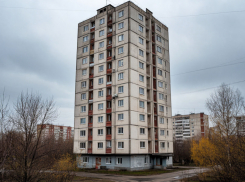 Мужчина и 14-летняя девочка погибли после падения из окон высоток в Суворовском районе Ростова