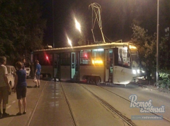 Под ехавшим по маршруту трамваем развалились рельсы в Ростове