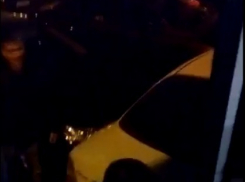 Ростовчане подвинули автомобиль, мешавший проехать автобусу