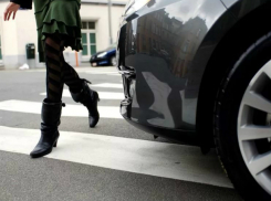 Переходившая дорогу по зебре 16-летняя девушка попала под колеса иномарки в Ростове