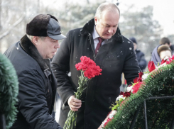 Памятные венки к мемориалу «Павшим воинам» возложили руководители Ростова и области