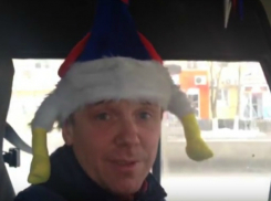 Празднично наряженный водитель маршрутки поднял настроение жителям Ростова и попал на видео