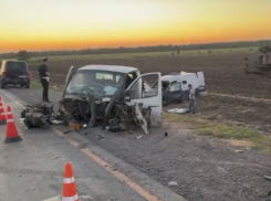 Три автомобиля опрокинулись в кювет на трассе в Ростовской области