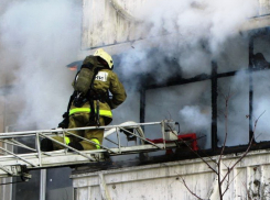 Пожарные спасли двух человек из горящей квартиры на Ворошиловском в Ростове