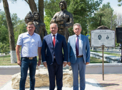 Президент Молдовы Игорь Додон открыл в Волгодонске первый в истории памятник дружбы российского и молдавского народа