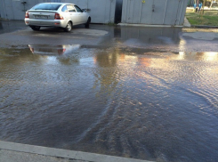 В Ростове продолжается потоп уже 12 часов, а Водоканал презентовал убогий заборчик и исчез