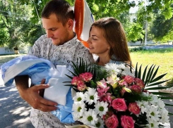 На выписку к родившей в небе над Ростовом женщине приехали муж и работники аэропорта «Платов»