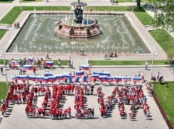 Более 500 ростовчан выстроились в слово «Россия» в парке Революции